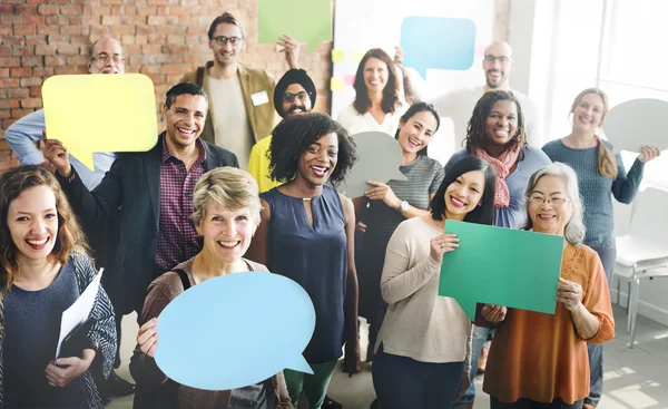 Diverso equipo que sostiene el discurso —  Fotos de Stock