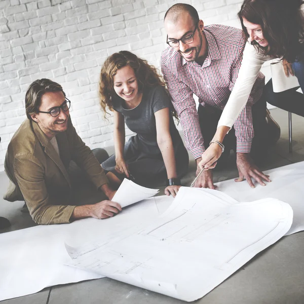 Diseñadores trabajando con póster — Foto de Stock