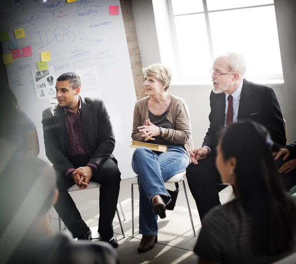 Diversiteit mensen tijdens vergadering — Stockfoto