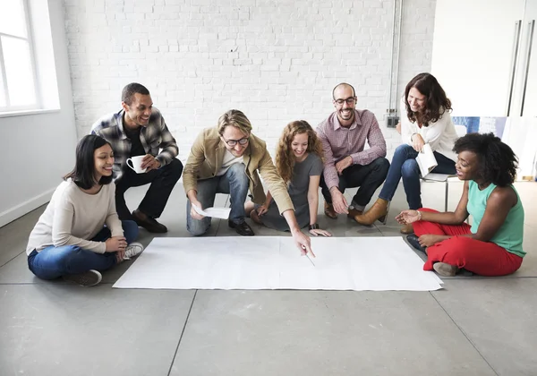 Diseñadores trabajando con póster — Foto de Stock