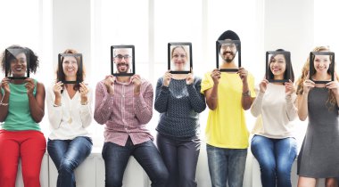 insanlar üzerinde bir pencere pervazına oturmak