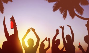 Sahilde dans insanlar