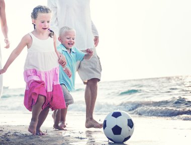 Plajda çocuklu aile