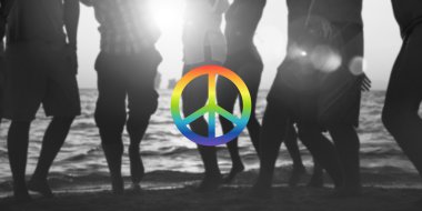 Sahilde birlikte eğleniyor arkadaşlar