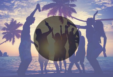 Sahilde birlikte eğleniyor arkadaşlar