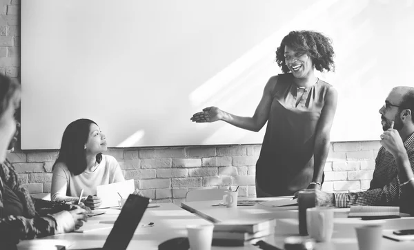 Riunione di lavoro nella sala conferenze — Foto Stock