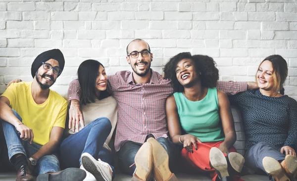 Diversidad amigos cerca de la pared —  Fotos de Stock