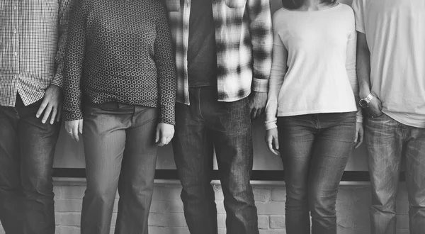 Diversità persone si trova vicino al muro — Foto Stock