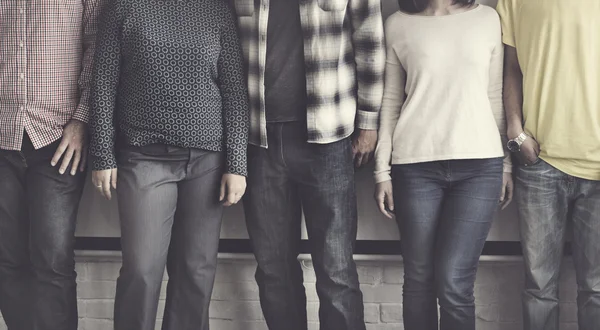 Mensen van de diversiteit staat in de buurt van de muur — Stockfoto