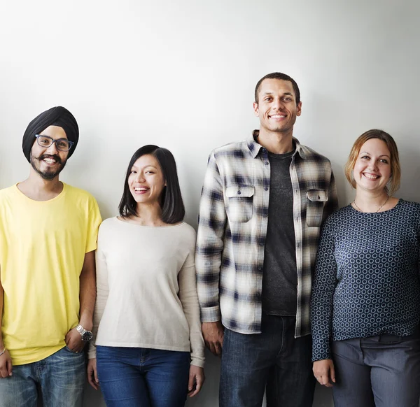 Diversidad personas se encuentra cerca de la pared —  Fotos de Stock