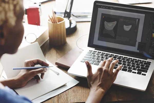 Vrouw werkt op laptop — Stockfoto