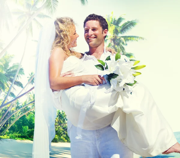 Romantic couple on beach — Stock Photo, Image