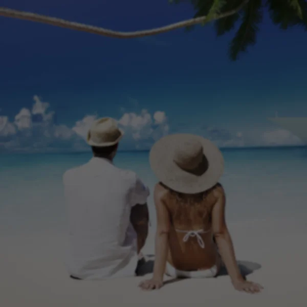 Пара розслабляється на пляжі — стокове фото