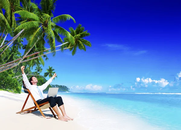 Man with laptop at tropical island — Stock Photo, Image