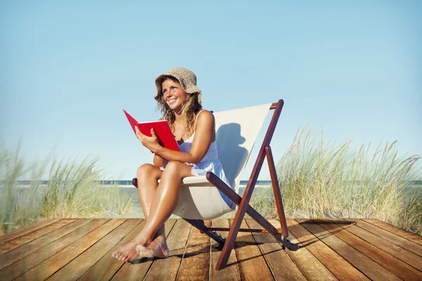Mujer en libro de lectura de vacaciones — Foto de Stock