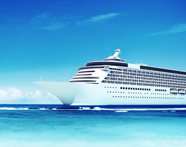 Cruise ship in ocean — Stock Photo, Image