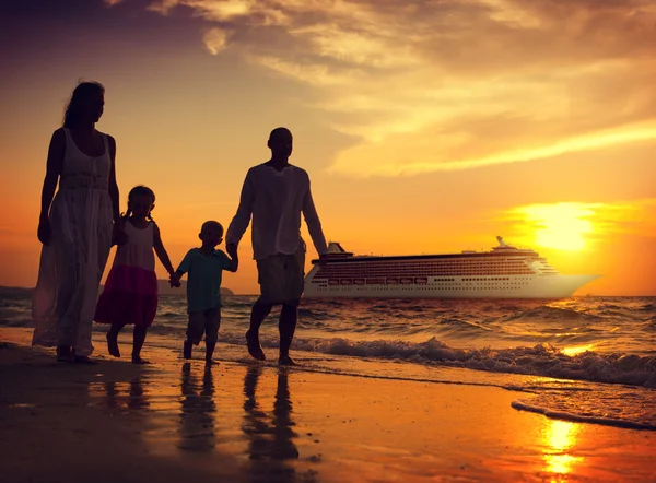 Promenade en famille sur la plage — Photo