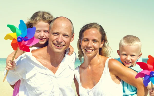 Família com crianças na praia — Fotografia de Stock