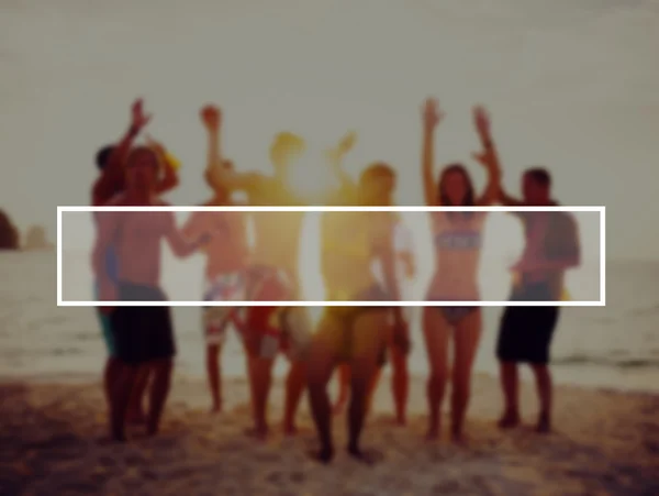 Vrienden samen plezier op het strand — Stockfoto