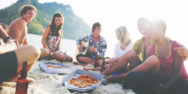 Přátel, jíst pizzu na pláži — Stock fotografie