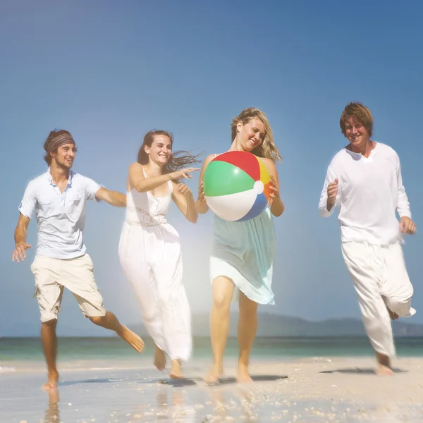 Two couples relaxing on beach — Stock Photo, Image