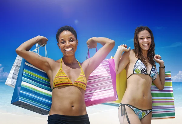 Mulheres com Sacos de Compras na Praia — Fotografia de Stock