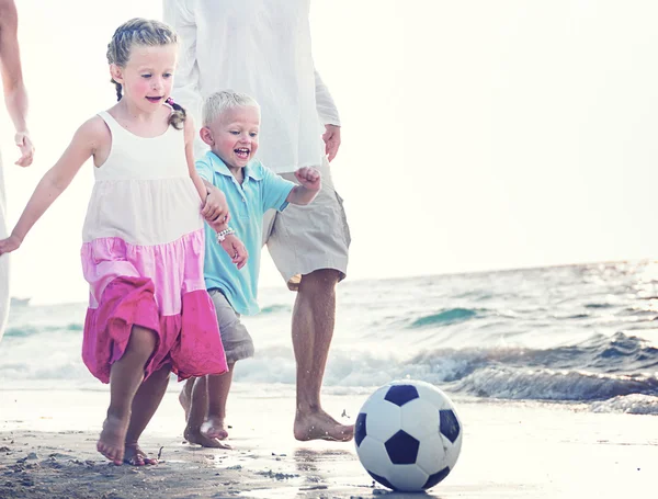 Familj med barn på stranden — Stockfoto