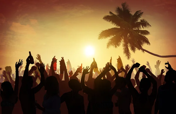 Freunde amüsieren sich gemeinsam am Strand — Stockfoto