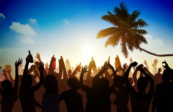 Vrienden samen plezier op het strand — Stockfoto