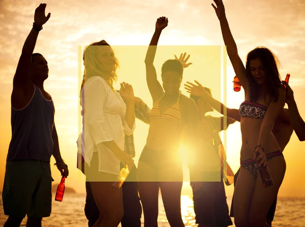 Grupo de amigos en la fiesta de playa — Foto de Stock