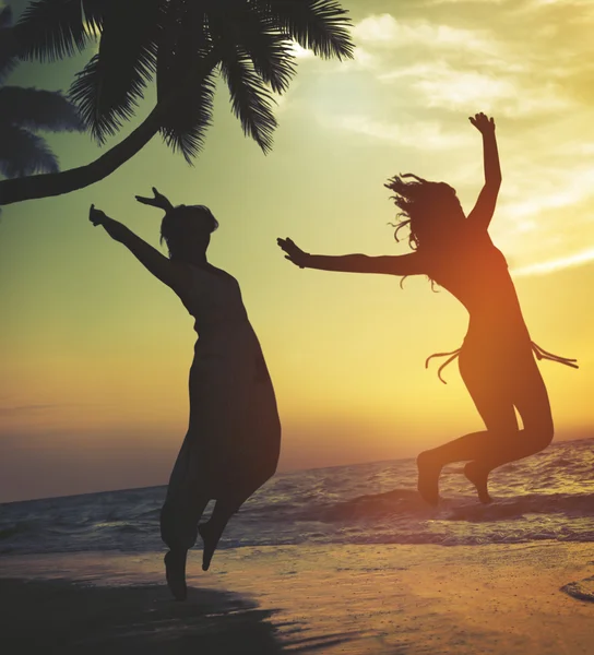 Friends having fun together on the beach — Stock Photo, Image