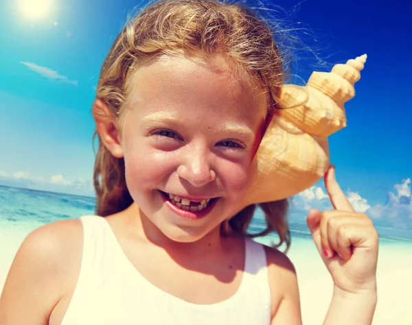 재미 해변에 어린 소녀 — 스톡 사진