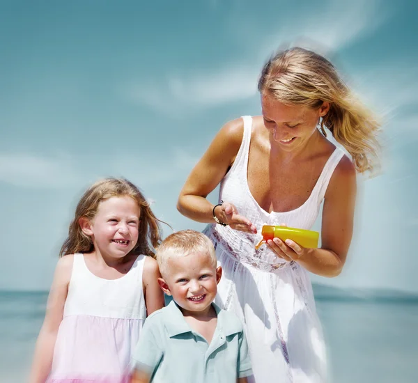 Famille heureuse avec enfants à la plage — Photo