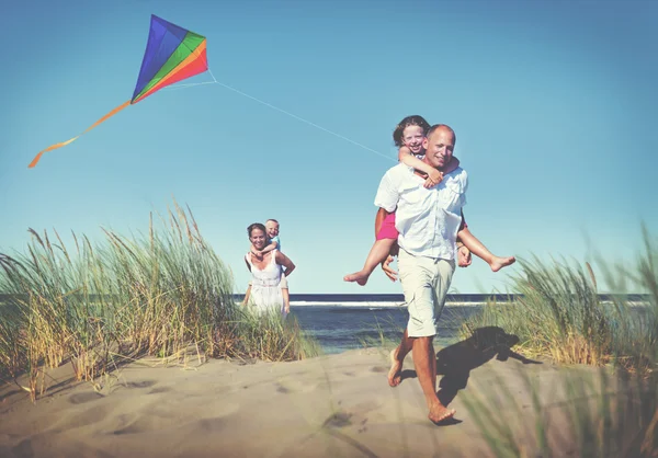 Gelukkig gezin met kinderen op strand — Stockfoto