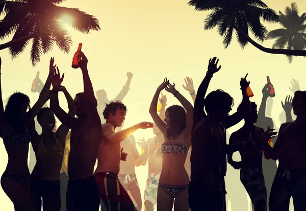 Gente disfrutando de la playa —  Fotos de Stock