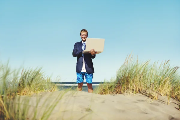 Empresário que trabalha na praia — Fotografia de Stock