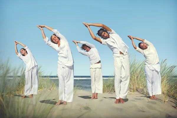 Persone che praticano yoga sulla spiaggia — Foto Stock