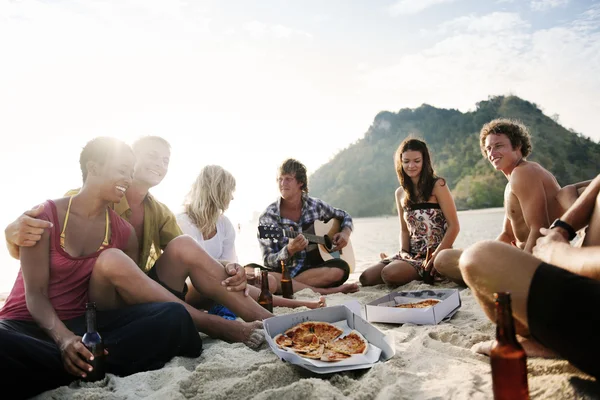 Amigos teniendo una fiesta de verano en la playa . —  Fotos de Stock