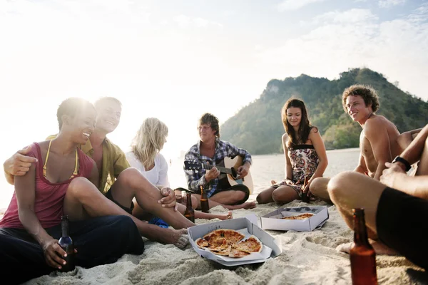 Vänner med en sommar beach party. — Stockfoto