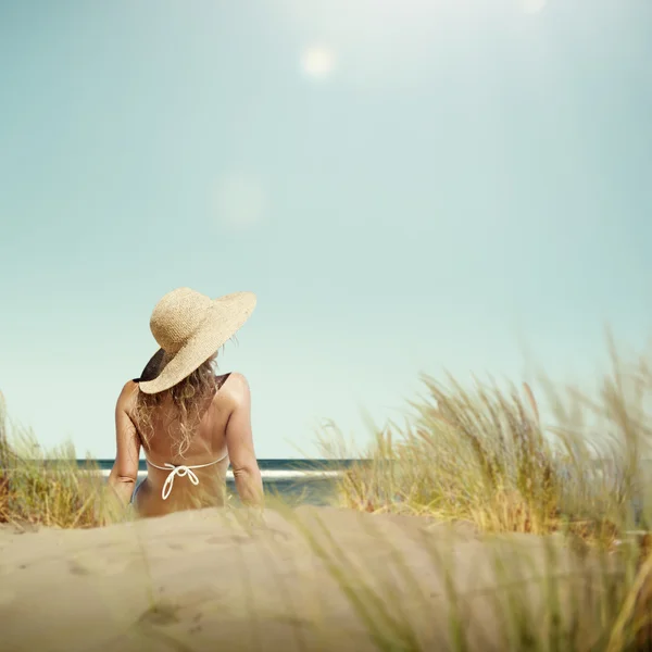 Mujer tomar el sol en Sunny Beach —  Fotos de Stock