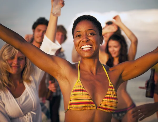 Människor njuta av beach party — Stockfoto
