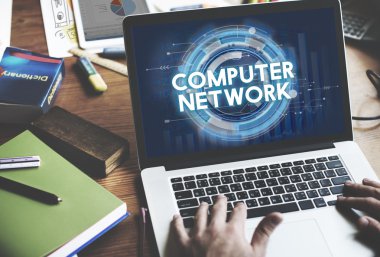 Bilgisayar kullanan adam