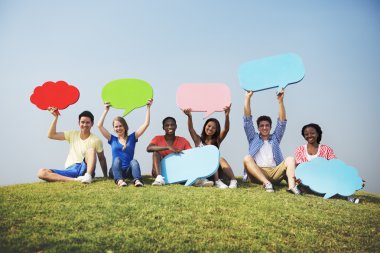 Genç arkadaşlar açık havada 