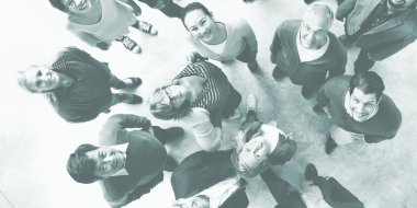 Çok ırklı insanlar gülümsüyor 