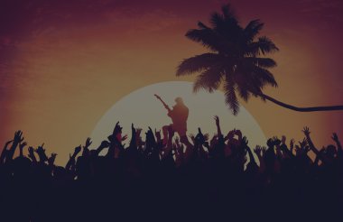 konserde bir grup insan 