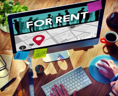 bilgisayarda çalışan adam