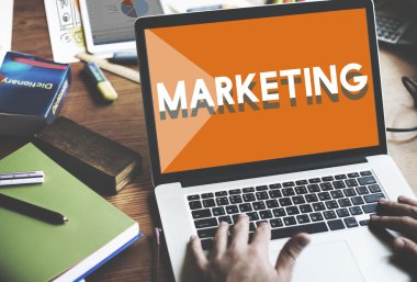 Bilgisayar kullanan adam