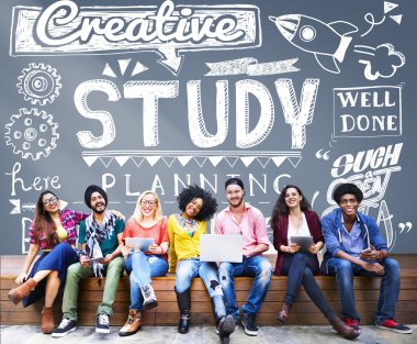 Öğrencilerin dijital devises kullanarak, tartışmaya ve gülümseyen