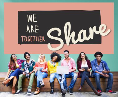 Öğrencilerin dijital devises kullanarak, tartışmaya ve gülümseyen