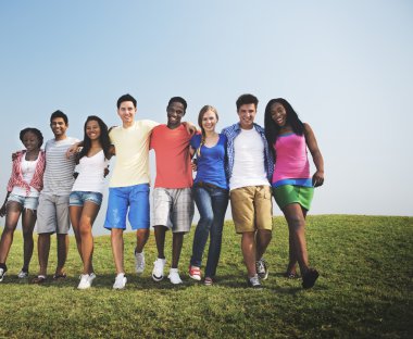 Genç arkadaşlar açık havada 